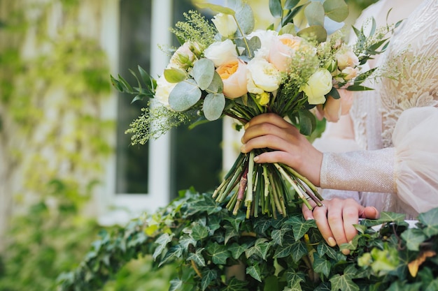 ユーカリと白と桃の花トレンディでモダンな結婚式の花