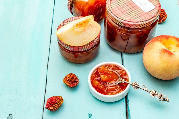 Photo white peach jam, confiture, chutney in a glass jar