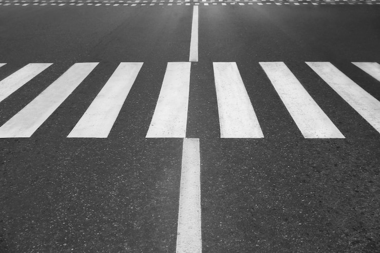 Photo white pedestrian crossing on empty city street