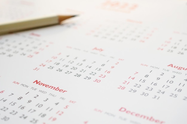 Foto matita bianca sul concetto di riunione di appuntamento di pianificazione aziendale di sfondo del calendario