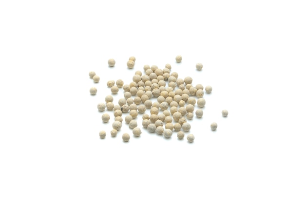 나무로되는 숟가락에 흰 후추 씨앗