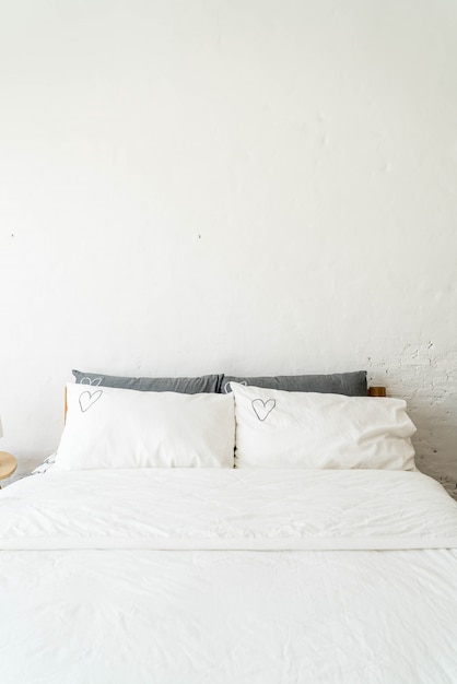 Photo white pillow on bed decoration in bedroom