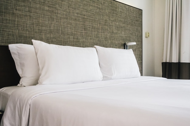 ベッドの装飾のインテリアの白い枕