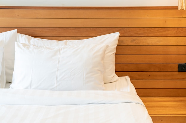 Decorazione cuscino bianco sul letto all'interno della camera da letto