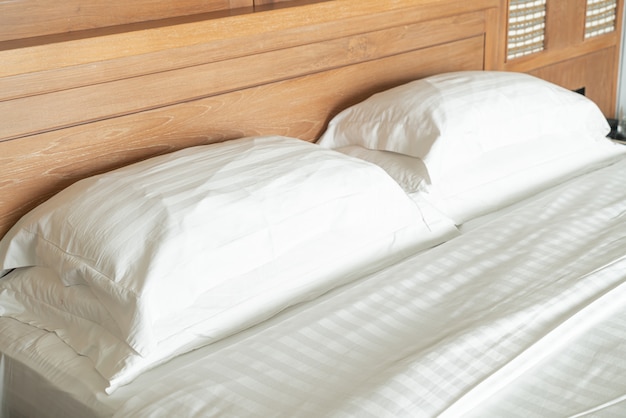 Фото Белая подушка на кровать украшение интерьера спальни отеля