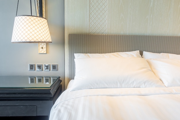 Photo white pillows decoration on bed in bedroom