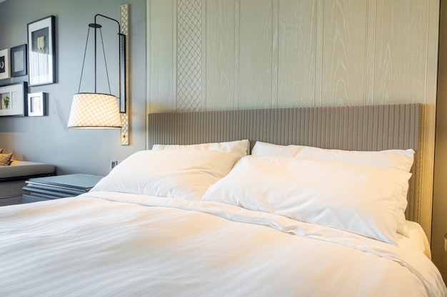写真 寝室のベッドの上の白い枕装飾