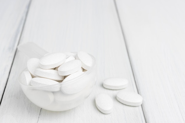 플라스틱 숟가락에 흰색 알약, 약물 치료, 클로즈업 보기