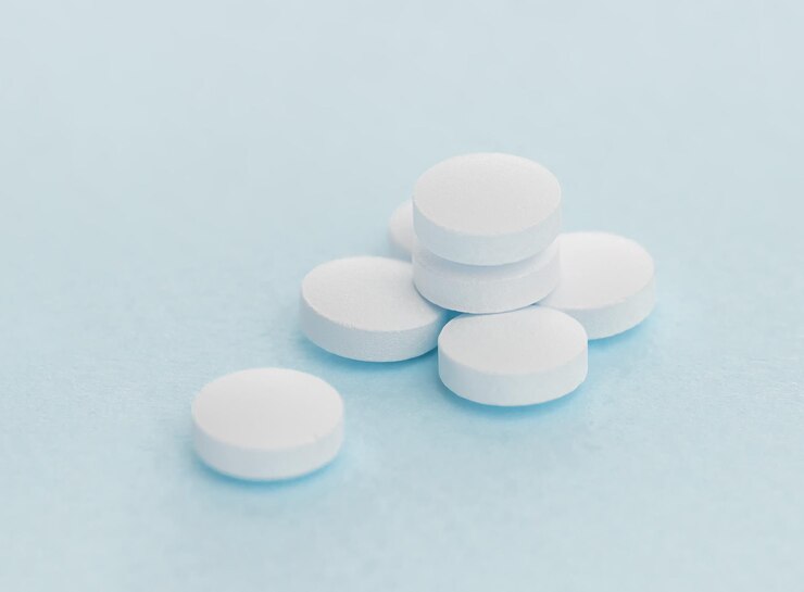 青いパステル色の背景に白い錠剤がこぼれた 薬と処方薬 オピオイドの流行
