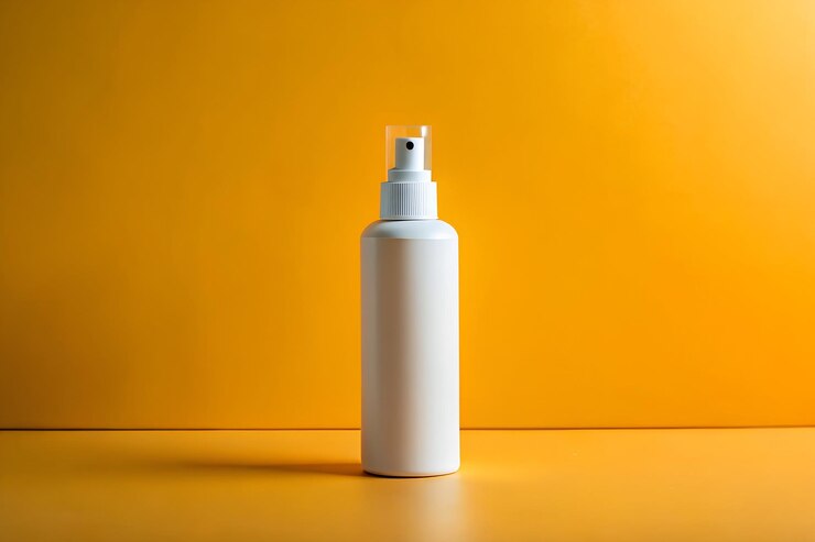 オレンジ黄色の背景にミニマリストなデザインの白いプラスチック製の化品のボトル