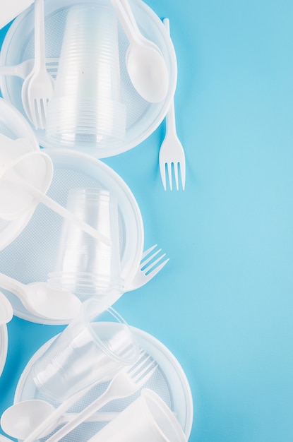 Белая пластиковая одноразовая посуда