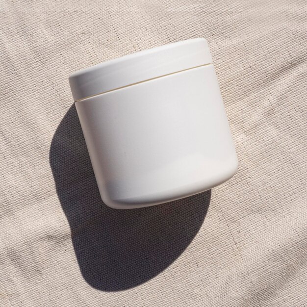 写真 白いプラスチック瓶のモックアップ長い影のパッケージ夏のフラットレイ