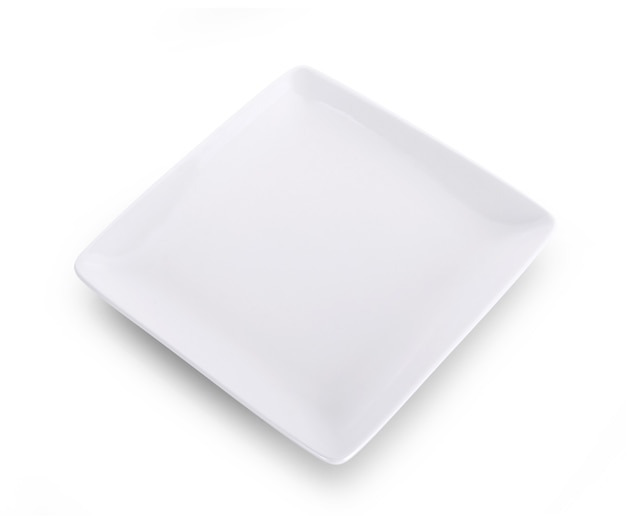 Белая тарелка, изолированные на белой поверхности.