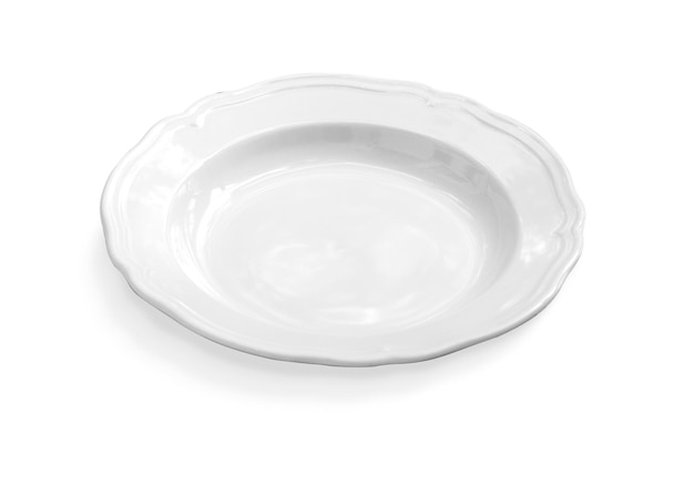 Белая тарелка, изолированная на белом