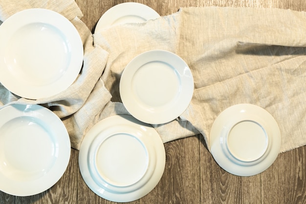 Photo white plate on a tablecloth