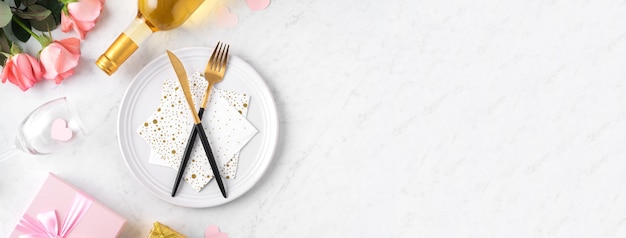 Foto zolla bianca con il regalo e il fiore della rosa rosa sul fondo bianco della tavola di marmo per il concetto del pasto di datazione di festa speciale di san valentino