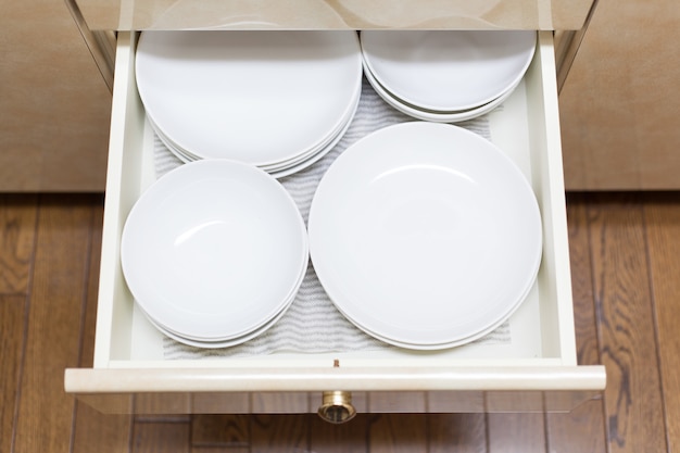 Photo white plates in a drawer