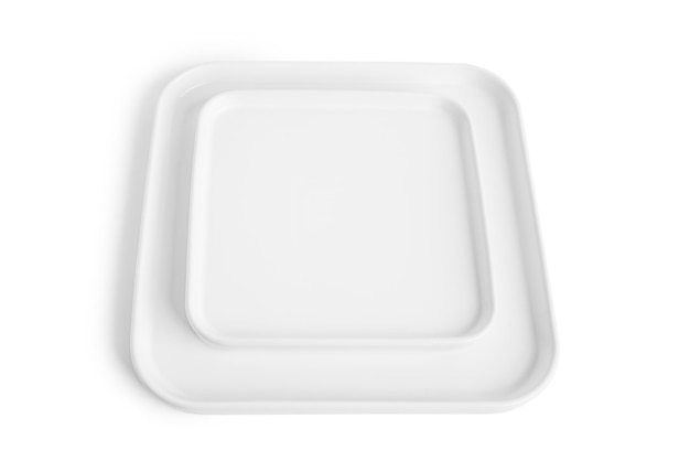 Белые тарелки, изолированные на белом фоне. Фото высокого качества