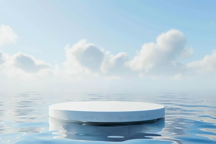 Белая платформа на спокойной воде