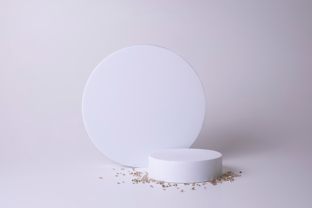 Foto podio bianco su fondo bianco con piccoli cristalli. podio per prodotto, presentazione cosmetica. mock up creativo. piedistallo o piattaforma per prodotti di bellezza. design minimalista.