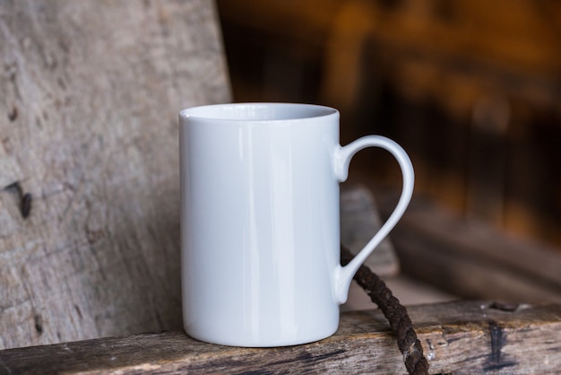 Tazza da caffè in porcellana bianca, tazza sul vecchio tavolo in legno