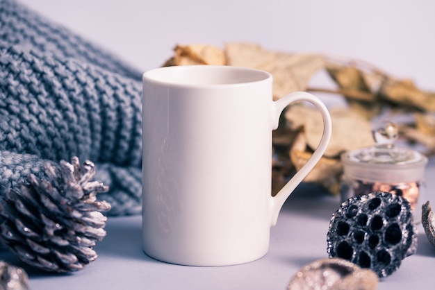 冬の装飾が施された白い磁器のコーヒーマグ