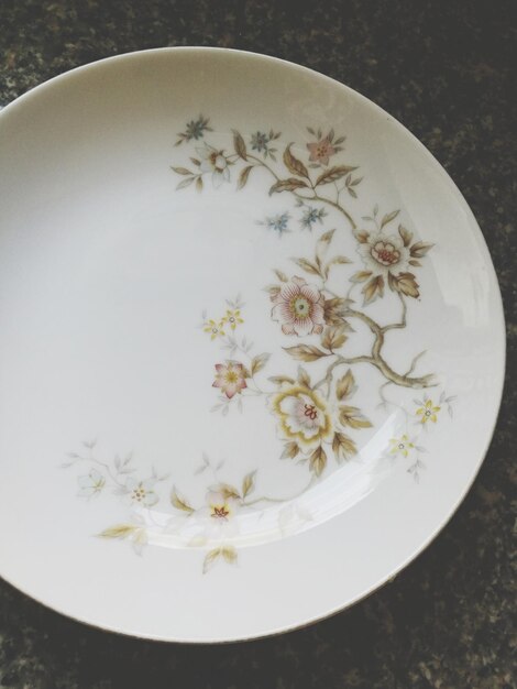 美しい花のパターンを持つ白い陶器の皿