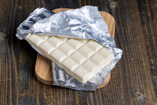 Cioccolato bianco poroso su un tavolo di legno