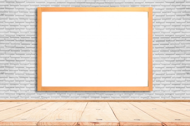 Foto manifesto bianco con cornice di legno modello sul muro di mattoni. modello.