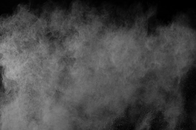 黒い背景に白い粉の爆発。色付きの雲。カラフルな粉塵が爆発します。ペイントホーリー。