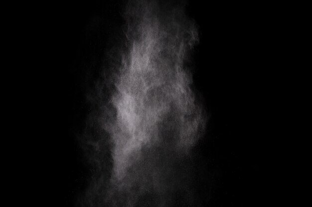 검은 배경에 흰색 가루 폭발입니다. 색깔의 구름. 다채로운 먼지가 폭발합니다. Holi 페인트.