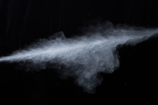 Esplosione di polvere bianca su sfondo nero
