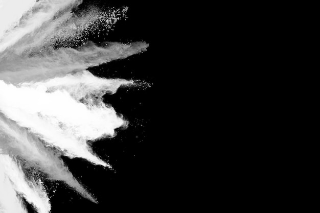 Foto esplosione di polvere bianca su sfondo nero