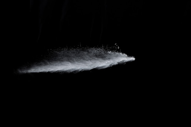 Фото Взрыв белого порошка на черном фоне