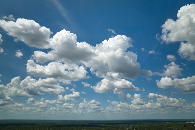 Белые тучные кучевые облака на летнем голубом небе