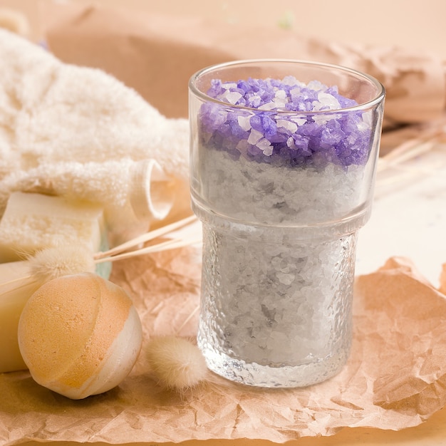 Белая и фиолетовая соль для ванн в стакане