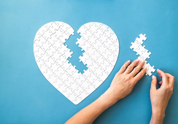 Photo white puzzle in heart shape