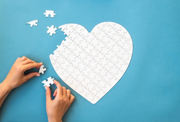 Puzzle bianco a forma di cuore