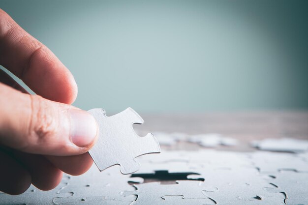 Foto pezzi di puzzle bianchi sul tavolo