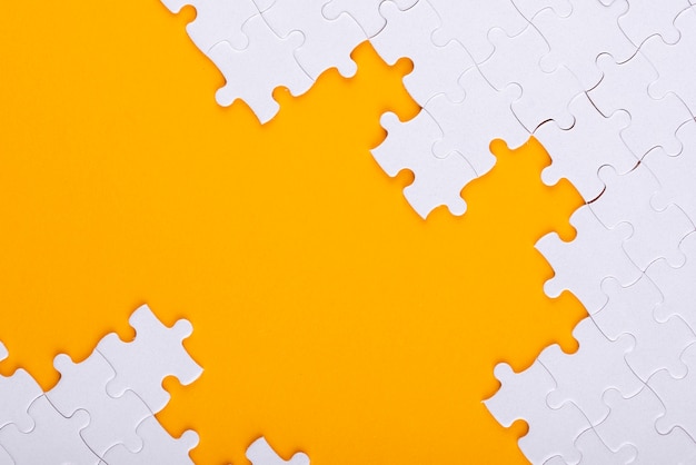 Photo white puzzle pieces and yellow background