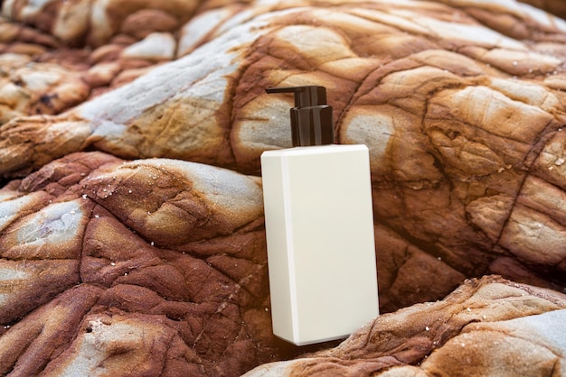 Foto spray per mani estetico rettangolare bianco in piedi su terreno naturale in natura