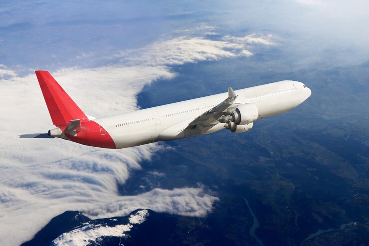 白と赤の飛行機が空を飛んでいます。