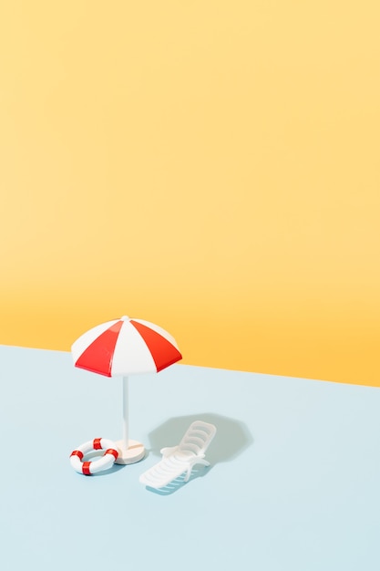 Бело-красный пляжный зонт шезлонг сине-белое полосатое полотенце и спасательные круги
