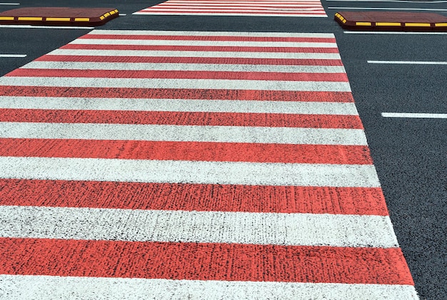 Бело-красный пешеходный переход на городской дороге Дорожная инфраструктура и транспорт