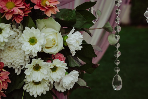 White and red flowers with green leaves 2