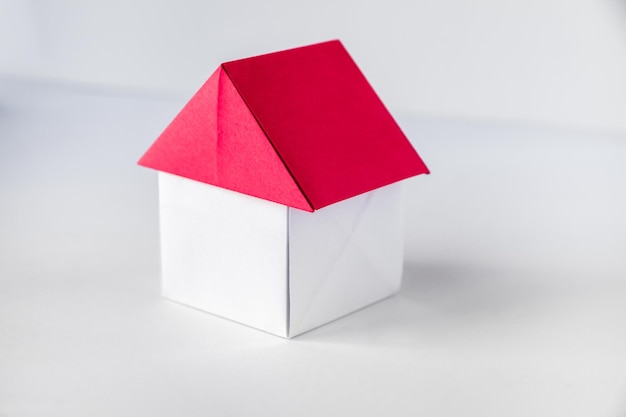 Оригами из белой и красной бумаги на пустом фоне
