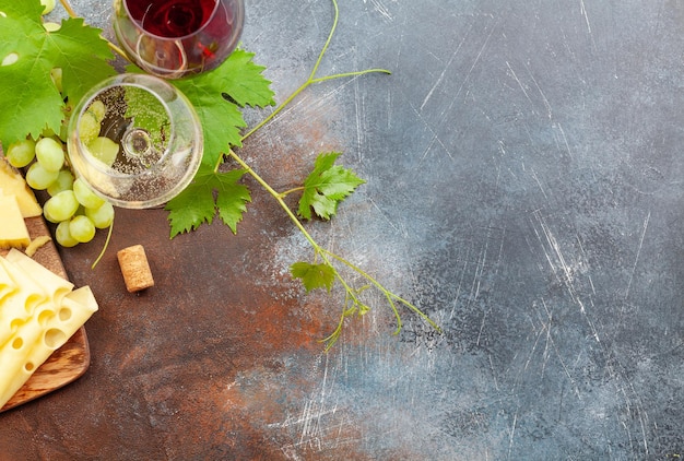 Bicchieri da vino bianco e rosso uva e bordo di antipasti