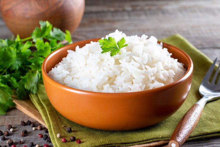 Photo white rice in bowl on wooden table