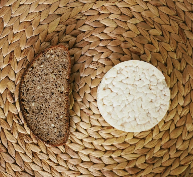 Photo white rice crackers and bread on whicker place mat