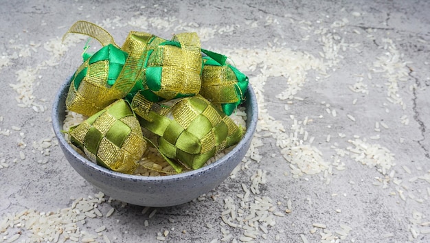 Hari Raya Idul Fitri 기간 동안 매우 인기 있는 인도네시아 전통 요리인 백미와 Ketupat